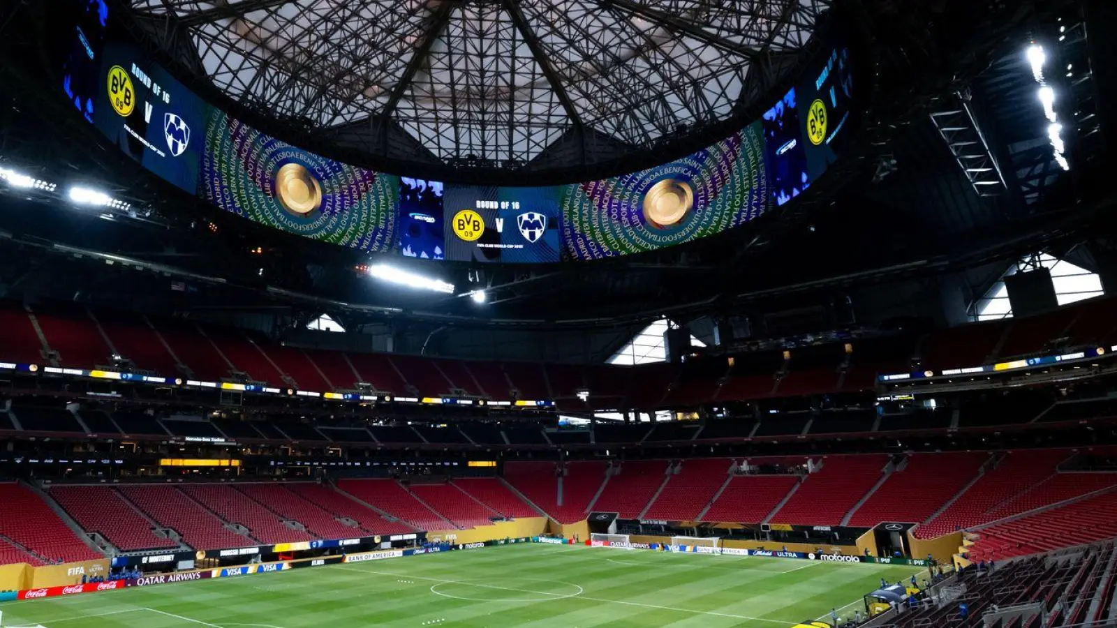 Dach zu: Im imposanten - und vor allem - klimatisierten Stadion von Atlanta kämpfen die Bayern gegen Paris um den Einzug ins WM-Halbfinale.  (Foto: Sven Hoppe/dpa)
