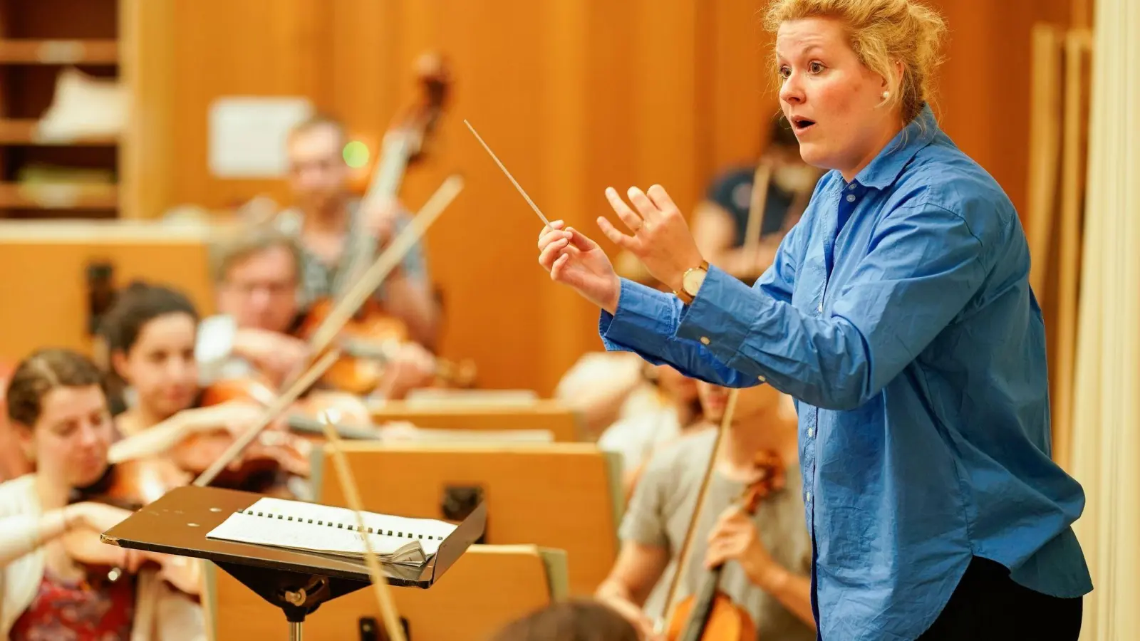 Stimmt die Balance der Instrumente? Dirigentin Annalena Hösel tariert das in ihrem Job aus. (Foto: Uwe Anspach/dpa-tmn)
