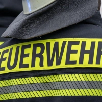 Feuerwehrleute löschten den Brand und entdeckten im Gebäude eine leblose Person. (Symbolbild) (Foto: Daniel Vogl/dpa)