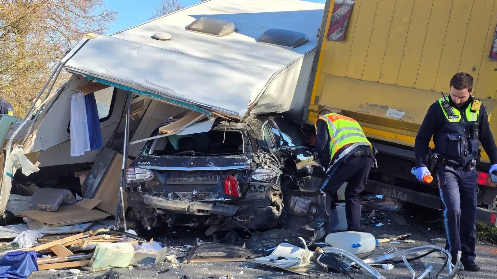 Der Wohnwagen wurde bei dem Unfall auf das Auto geschleudert.  (Foto: Helmut Degenhart/zema-medien/dpa)