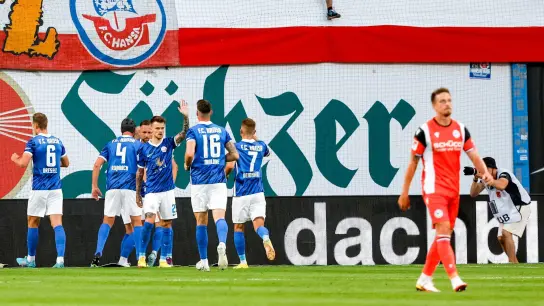 Rostocks Spieler feiern den Treffer zum 1:0. (Foto: Axel Heimken/dpa)