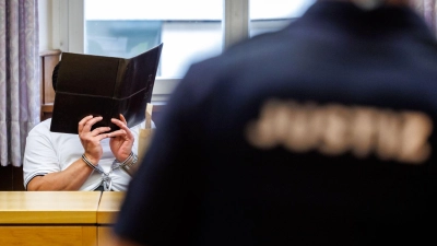 Der Angeklagte soll in Bayern einen Überfall und in Baden-Württemberg einen Einbruch begangen haben. (Symbolbild)  (Foto: Daniel Karmann/dpa)
