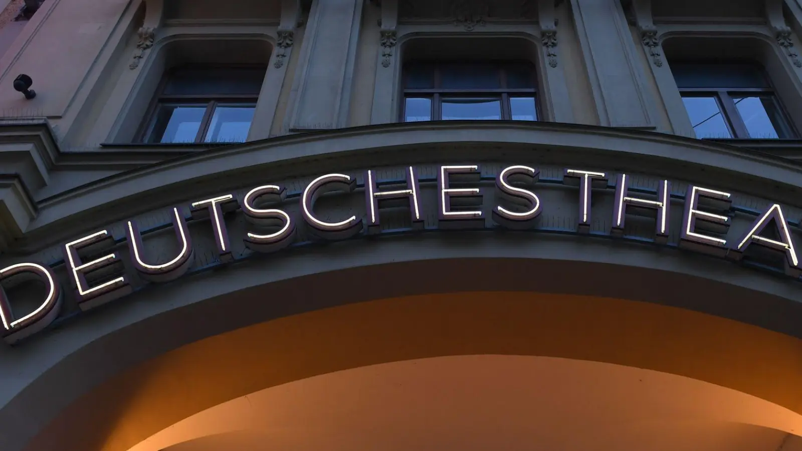 Das Foto zeigt das Deutsche Theater in München. (Foto: Felix Hörhager/dpa)