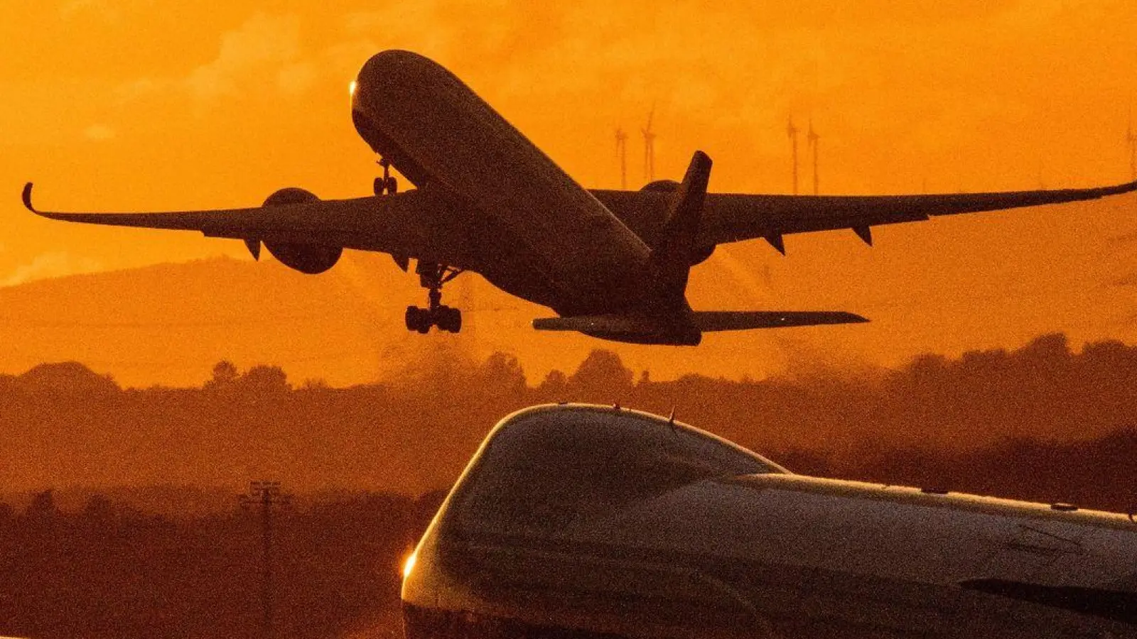 Ein Ziel der Airlines: Die Flieger sollen möglichst voll besetzt abheben. (Foto: Boris Roessler/dpa)