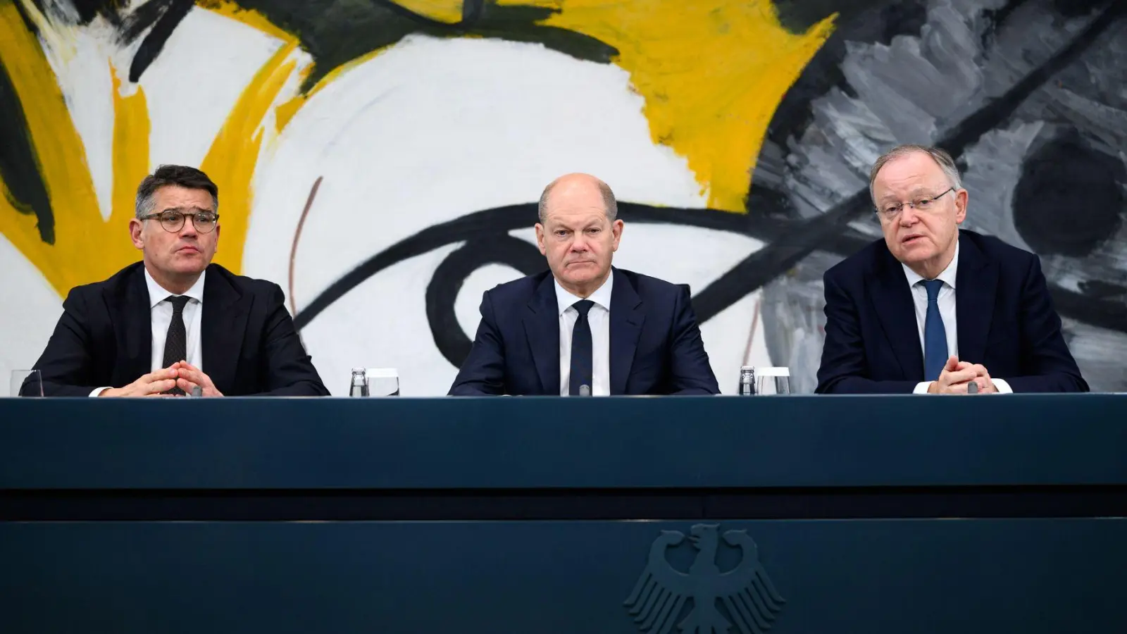 Bundeskanzler Olaf Scholz (M, SPD), Hessens Ministerpräsident Boris Rhein (l, CDU) und Niedersachsens Ministerpräsident Stephan Weil (SPD). (Foto: Bernd von Jutrczenka/dpa)