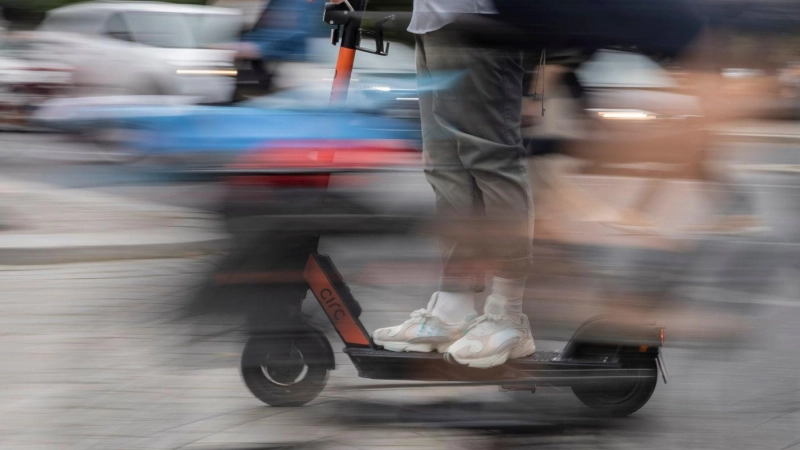Fahrräder und E-Scooter nahm die Polizei in Ansbach bei einer Kontrollaktion ins Visier. (Symbolbild: Christoph Soeder/dpa)