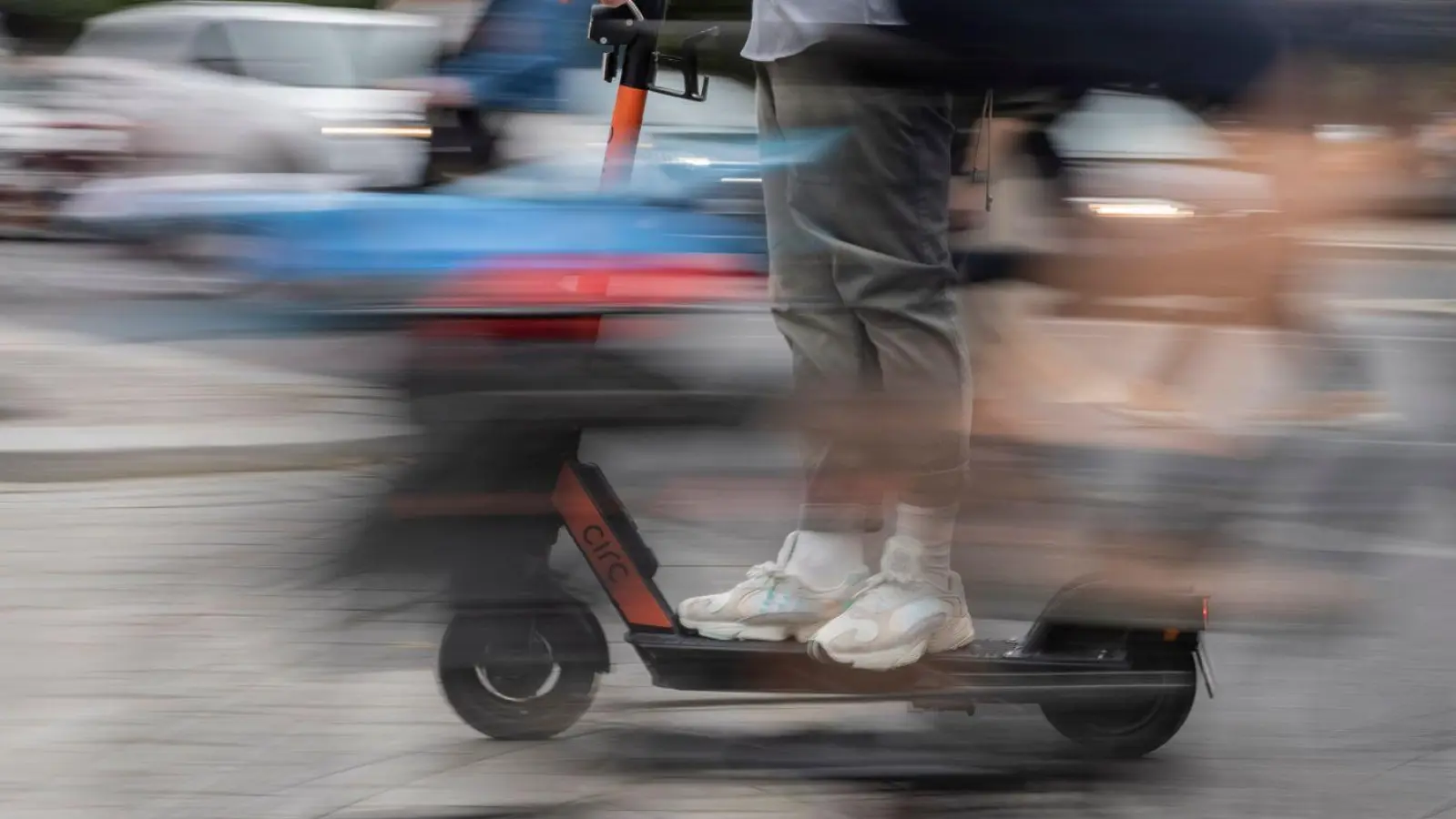 Ob E-Scooter oder Pedelecs: Die Zahl der elektrisch betriebenen Zweiräder, die in der Innenstadt von Ansbach unterwegs sind, nimmt zu. (Symbolbild: Christoph Soeder/dpa/dpa-tmn)