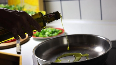 Ranzig, stichig oder schlammig: „Öko-Test“ hat 30 Olivenöle untersucht. (Foto: Karl-Josef Hildenbrand/dpa/dpa-tmn)