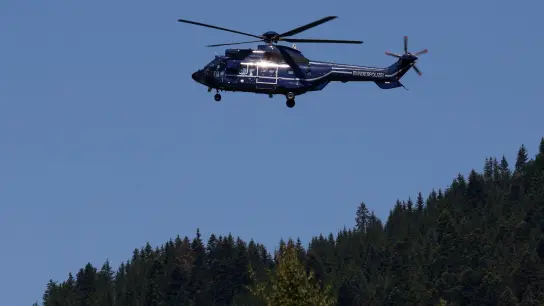 Ein Hubschrauber der Bundespolizei fliegt über das Gelände des G7-Gipfels auf Schloss Elmau. (Foto: Philipp von Ditfurth/dpa/Archivbild)