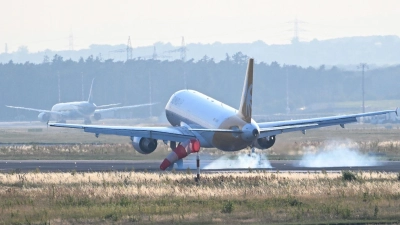 Ein Sonderflug hat 171 aus Israel ausgereiste Deutsche samt nächsten Angehörigen nach Frankfurt gebracht.  (Foto: Arne Dedert/dpa)