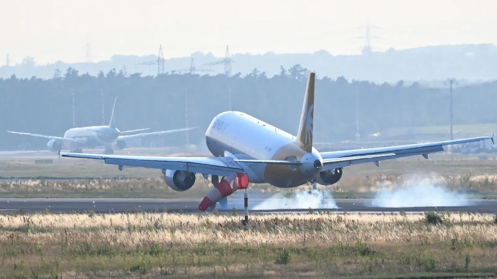 Ein Sonderflug hat 171 aus Israel ausgereiste Deutsche samt nächsten Angehörigen nach Frankfurt gebracht.  (Foto: Arne Dedert/dpa)