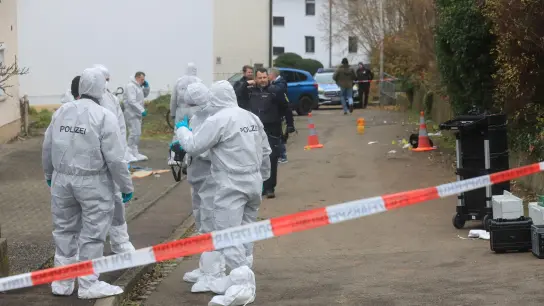 Einsatzkräfte begutachten einen Tatort in Illerkirchberg (Alb-Donau-Kreis). (Foto: Ralf Zwiebler/z-media/dpa)