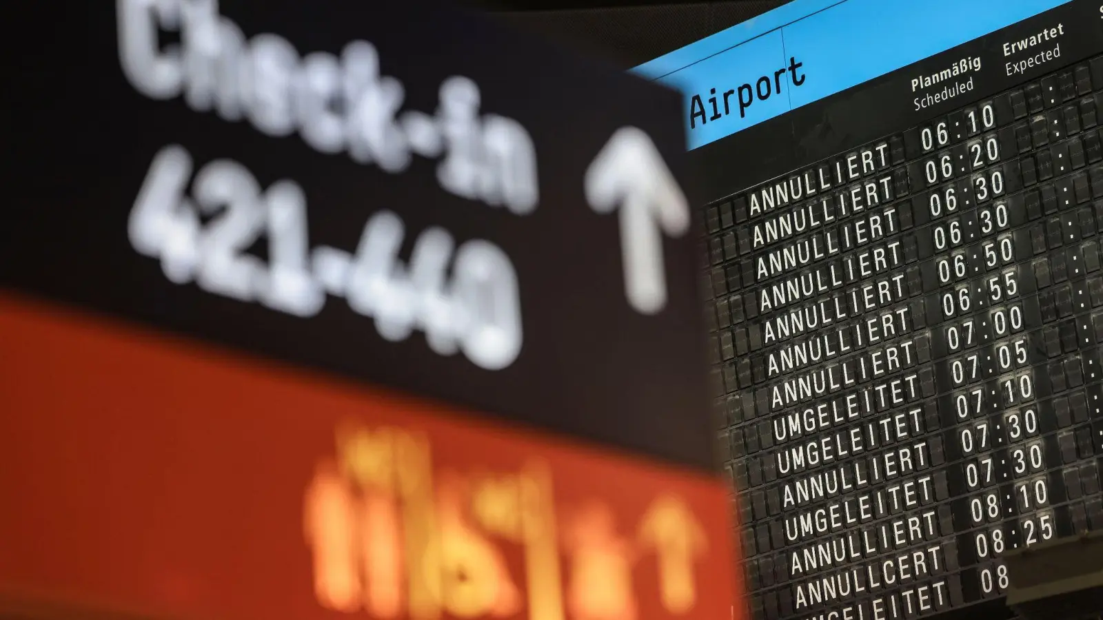 Auf einer Anzeigetafel am Flughafen Köln/Bonn sind annullierte und umgeleitete Flüge aufgelistet. (Foto: Oliver Berg/dpa)