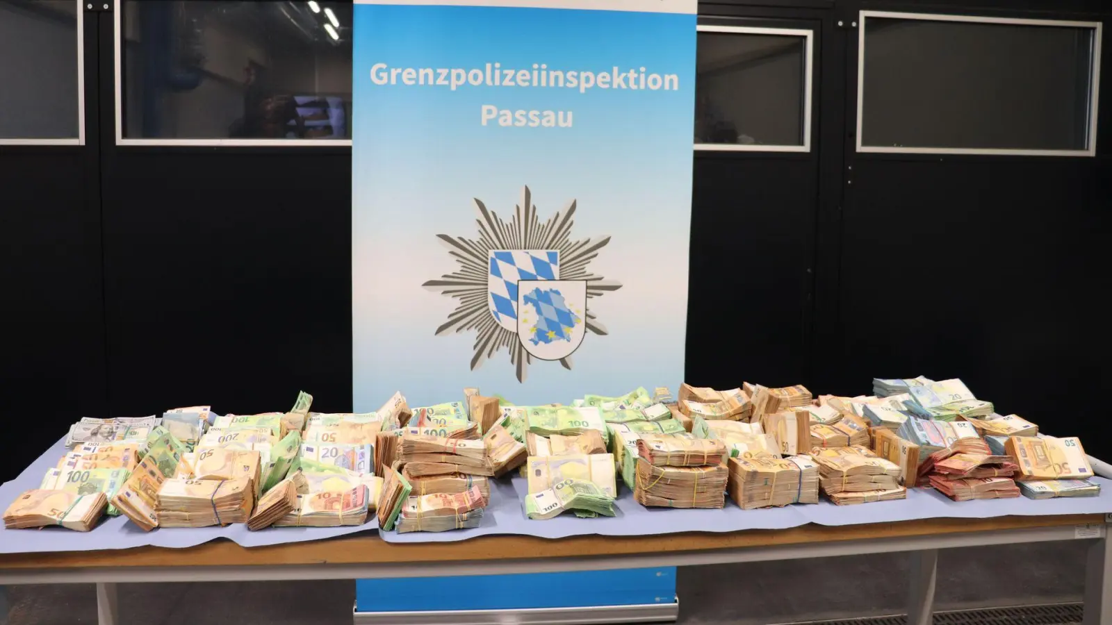 Das Bargeld war laut Polizei in dem Wagen versteckt. (Foto: -/Polizeipräsidium Niederbayern/dpa)