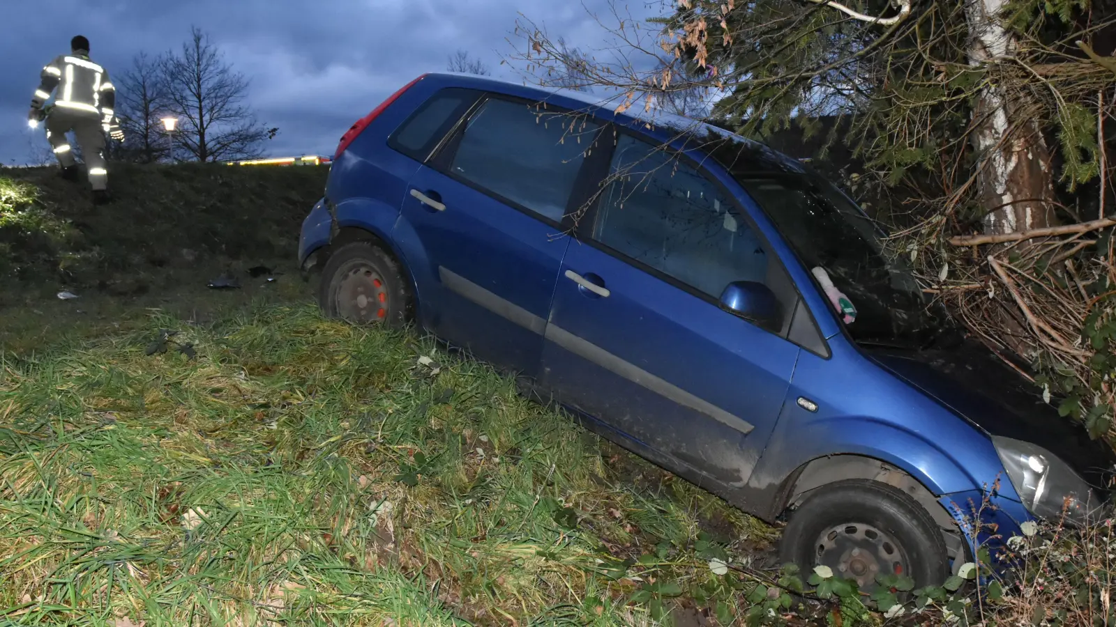Bei der Grundschule Dachsbach-Gerhardshofen ist ein junger, noch führerscheinloser Fahrer mit seinem Wagen in einen Graben gefahren. (Foto: Anita Dlugoß)