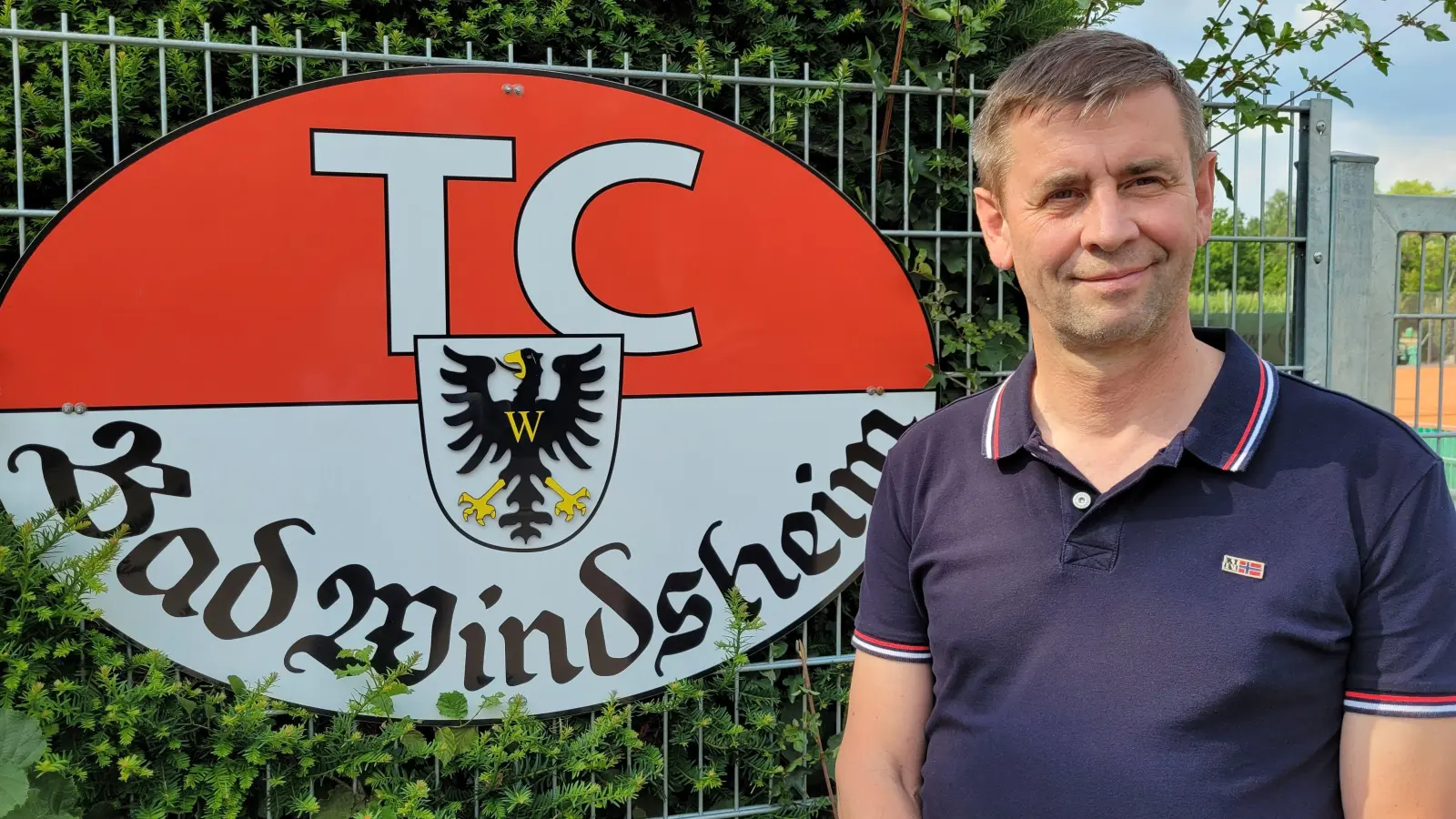 Frank Jäger ist Vorsitzender des Tennis-Clubs in Bad Windsheim und freut sich auf das einzigartige Jubiläumsfest, das auf der Anlage und im Clubhaus gefeiert wird. (Foto: Nina Daebel)