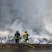 Ein Böschungsbrand hat einen Feuerwehreinsatz ausgelöst.  (Foto: Peter Kneffel/dpa)