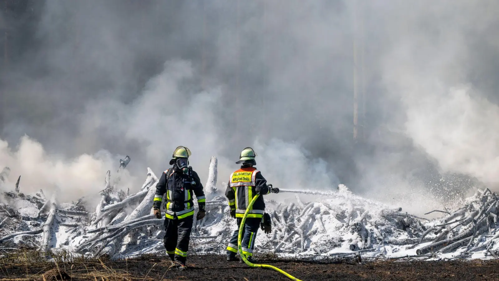 Ein Böschungsbrand hat einen Feuerwehreinsatz ausgelöst.  (Foto: Peter Kneffel/dpa)