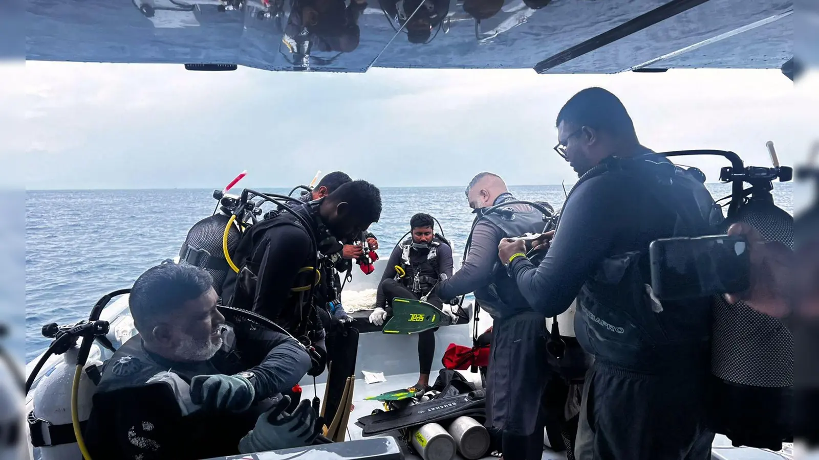 Die Suche nach den Leichen der Taucher zog sich über mehrere Tage und musste zwischenzeitlich unterbrochen werden. (Foto: Uncredited/Maldives President’s Media Division/AP/dpa)