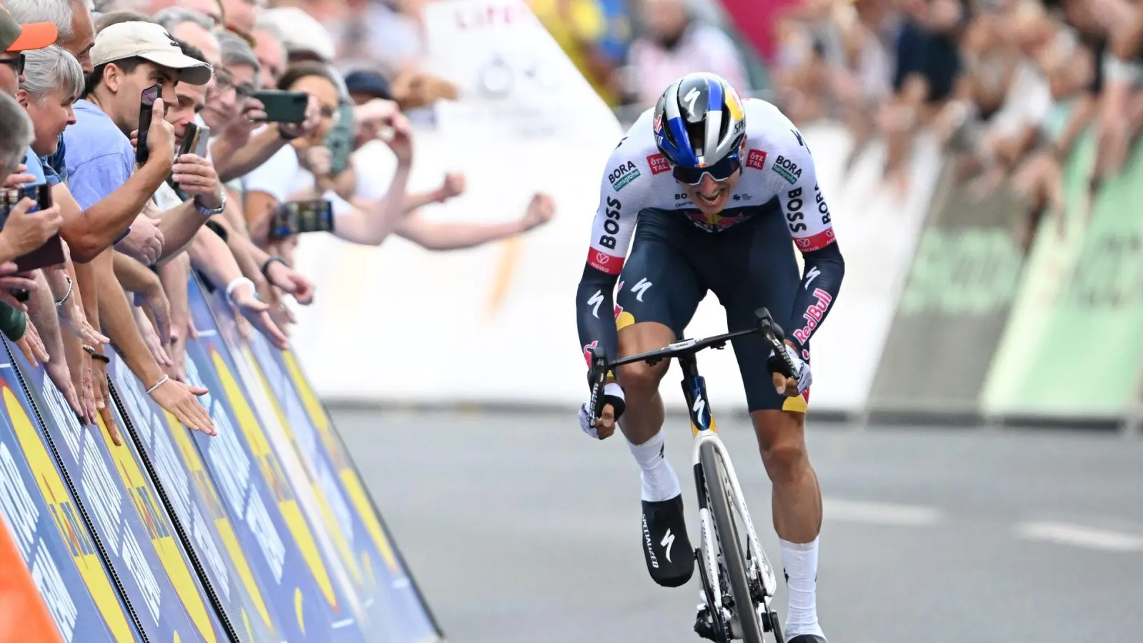 Florian Lipowitz begeistert bei der Deutschland Tour die Massen. (Foto: Federico Gambarini/dpa)