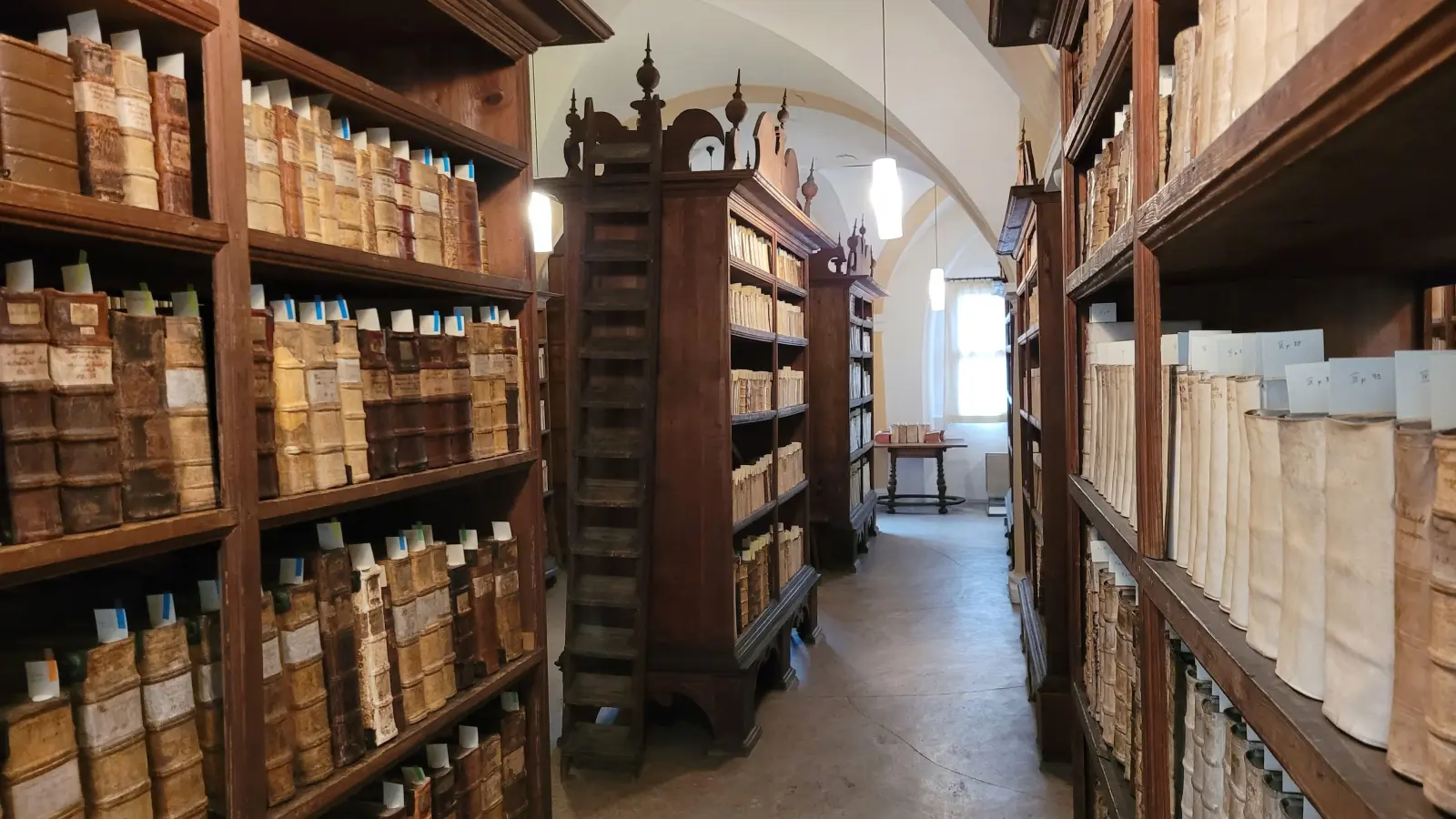 Die Stadtbibliothek im Klosterchor steht seit 400 Jahren unverändert an ihrem Platz. (Foto: Nina Daebel)