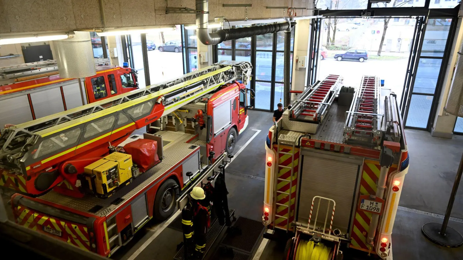 In der Tiefgarage brennen etwa zehn Autos. (Symbolbild)  (Foto: Felix Hörhager/dpa)