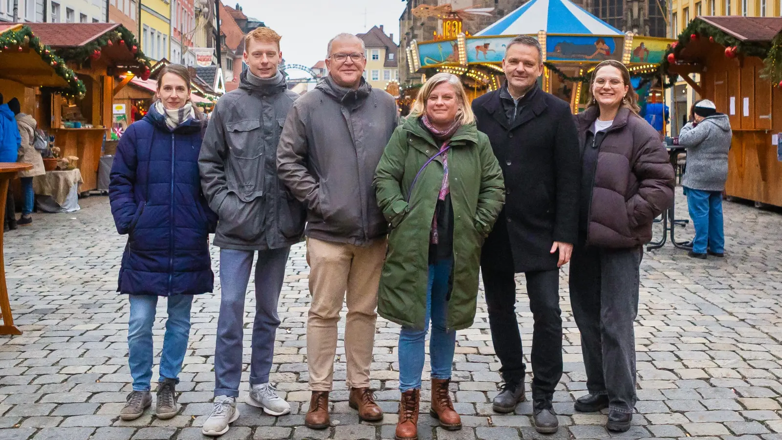 Auf dem Ansbacher Weihnachtsmarkt konnten sich Corinna Müller, Constantin Prosch, Thomas Schaller, Daniela Ramsauer, Robert Maurer und Anna Beigel (von links) aussuchen, was sie essen. Zu Hause an Weihnachten müssen sie sich an gewisse Regeln halten.  (Foto: Evi Lemberger)