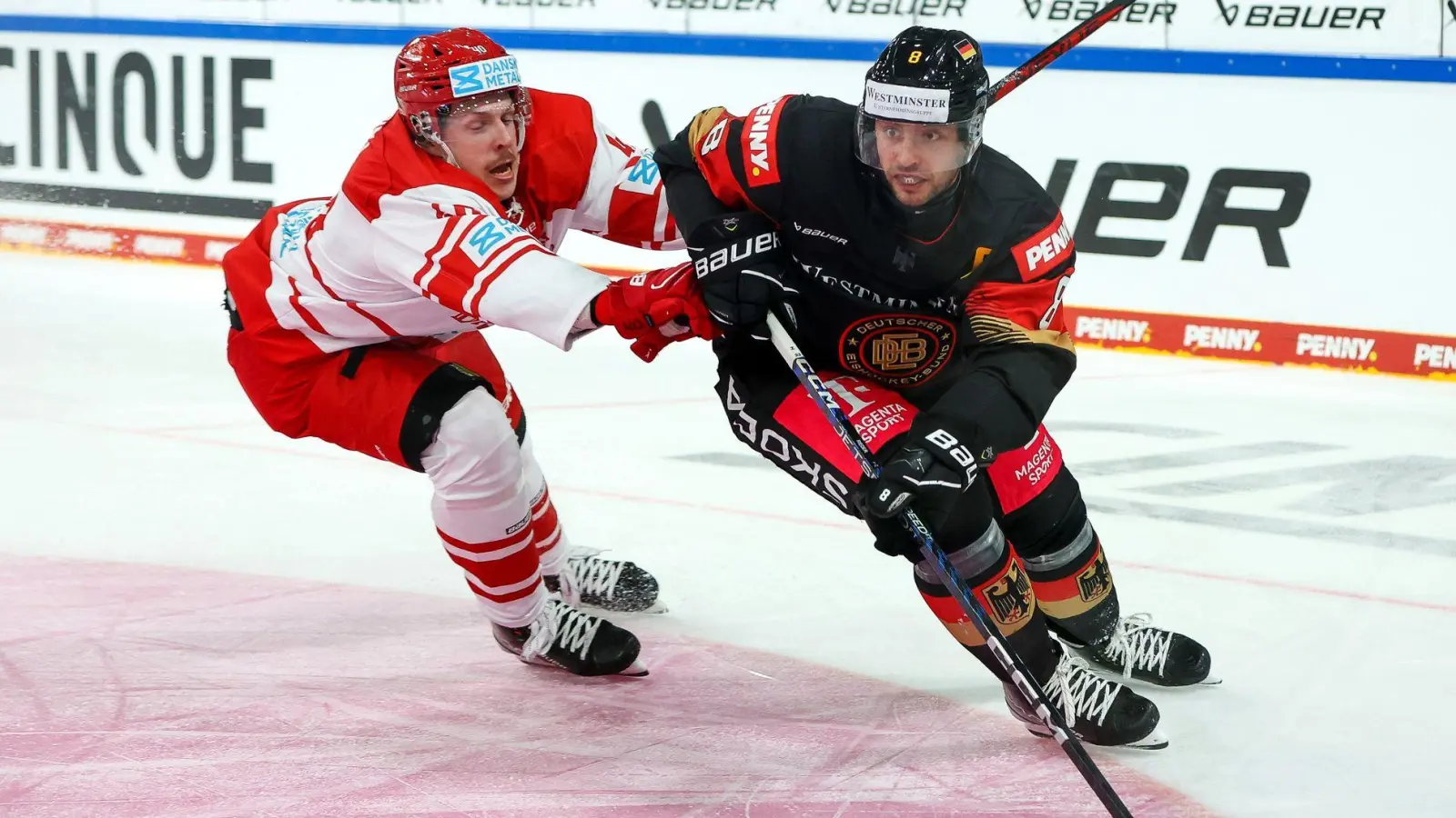 Stürmer Rieder (r) fehlt verletzt. (Archivbild) (Foto: Christian Kolbert/dpa)