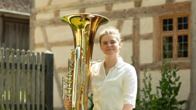 Charlotte Hornauers große Leidenschaft ist die Tuba. Sie spielt das Instrument regelmäßig in den Stücken des Freilandtheaters. (Foto: Silas Hutzler)