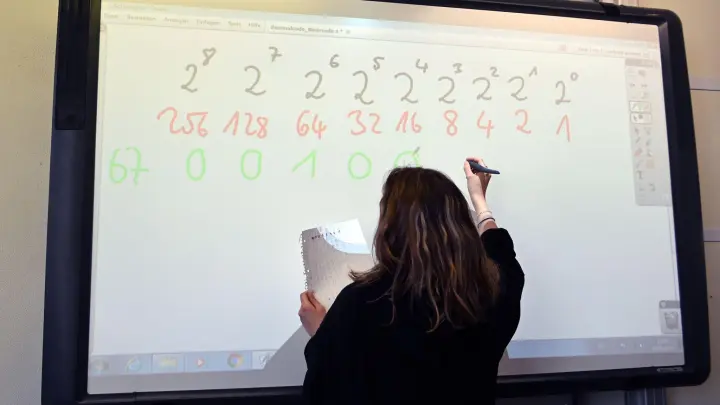 Eine Realschülerin einer zehnten Klasse arbeitet in einer Unterrichtsstunde an einem Active Board (interaktive Tafel). (Foto: Uli Deck/dpa)