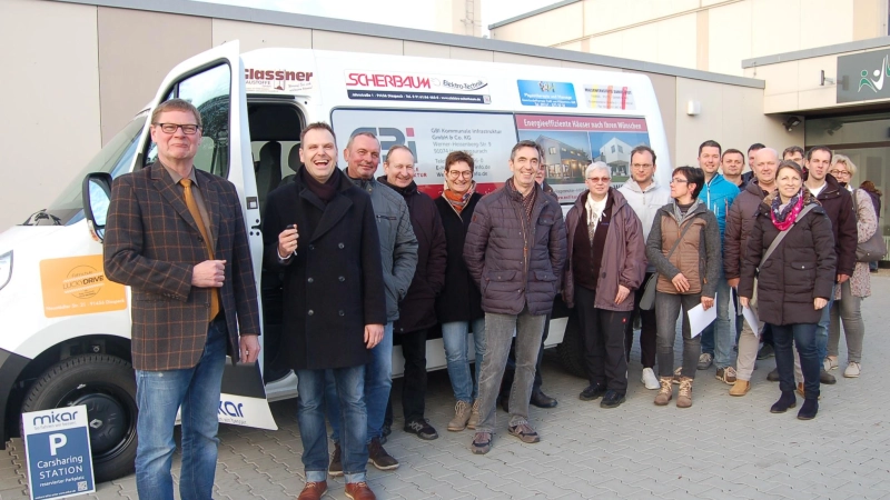 In Diespeck erkundigten sich die Bürgermeisterin und die Seniorenbeiratsvorsitzende über die dortigen Erfahrungen mit dem Carsharing. Das Foto entstand noch während der Amtszeit des Bürgermeisters Christian von Dobschütz bei der Vorstellung des Angebots. (Archivbild: Christa Frühwald)