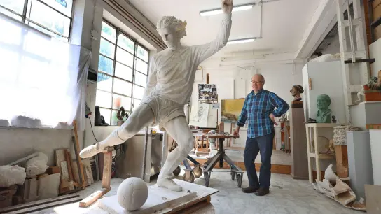 Herbert Deiss, Künstler und Bildhauer, steht neben einem lebensgroßem Entwurf eines Modells des Fußballers Gerd Müller. (Foto: Karl-Josef Hildenbrand/dpa/Archivbild)