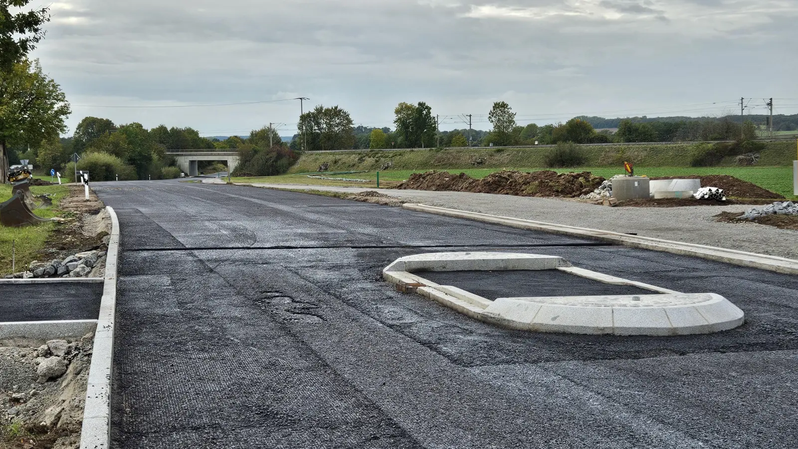  Hier sollen Radler künftig die Staatsstraße kreuzen: Die neue Querungshilfe am westlichen Ortsrand von Hannenbach. (Foto: Wolfgang Grebenhof)