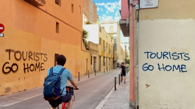 „Tourists Go Home“-Parolen im Künstlerviertel Vila de Gràcia in Barcelona. (Foto: Emilio Rappold/dpa)