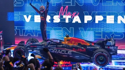 Der Weltmeister auf der Siegerbühne. (Foto: Altaf Qadri/AP/dpa)