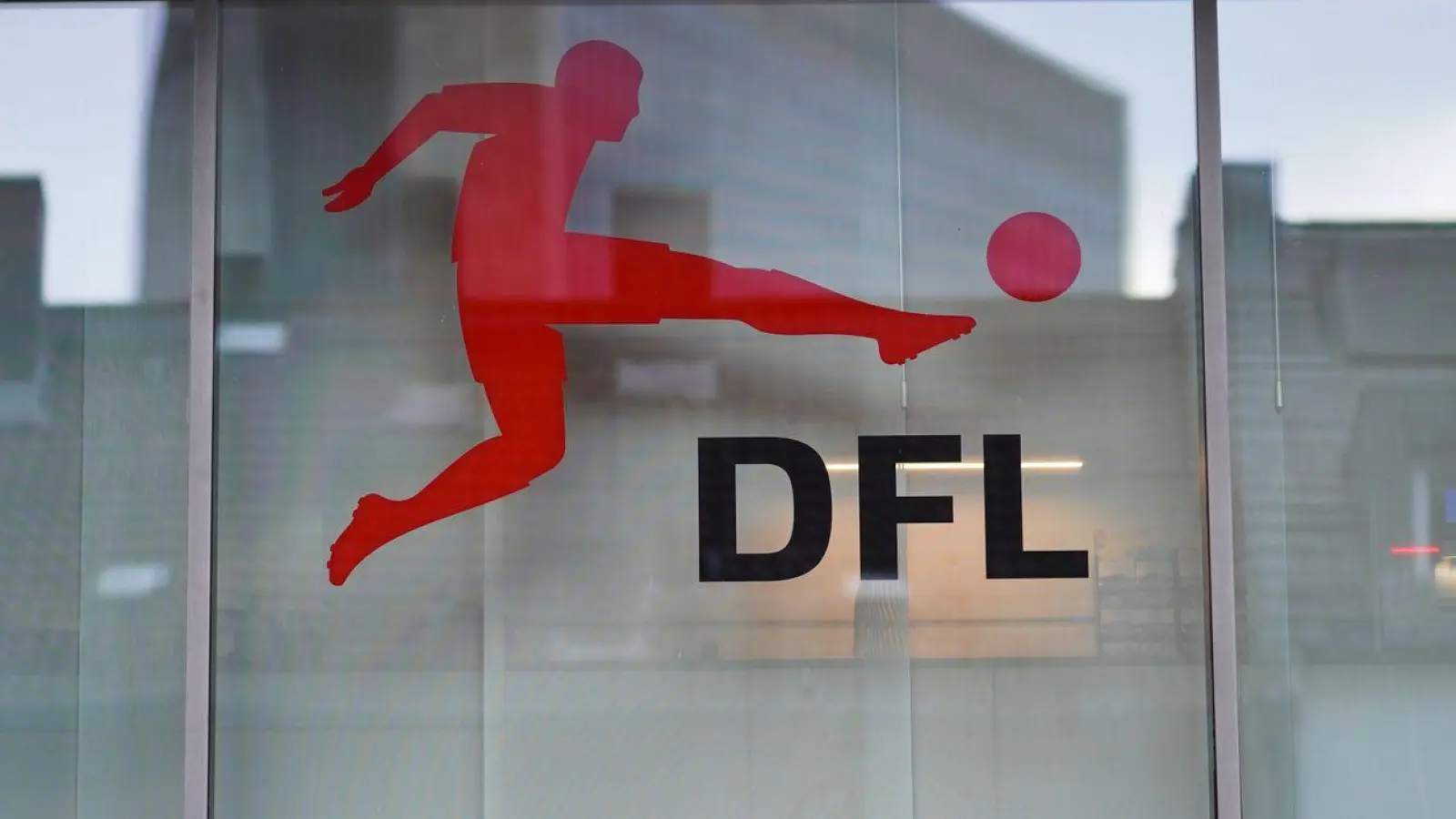 Mitte April startet die DFL die Auktion der TV-Rechte. (Foto: Frank Rumpenhorst/dpa)