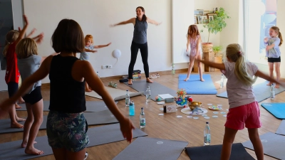 Die Lehrerin Vanessa Erk macht es vor: Ausschütteln und locker machen&nbsp;– und dabei nie das Lächeln verlieren.  (Foto: Antonia Müller)