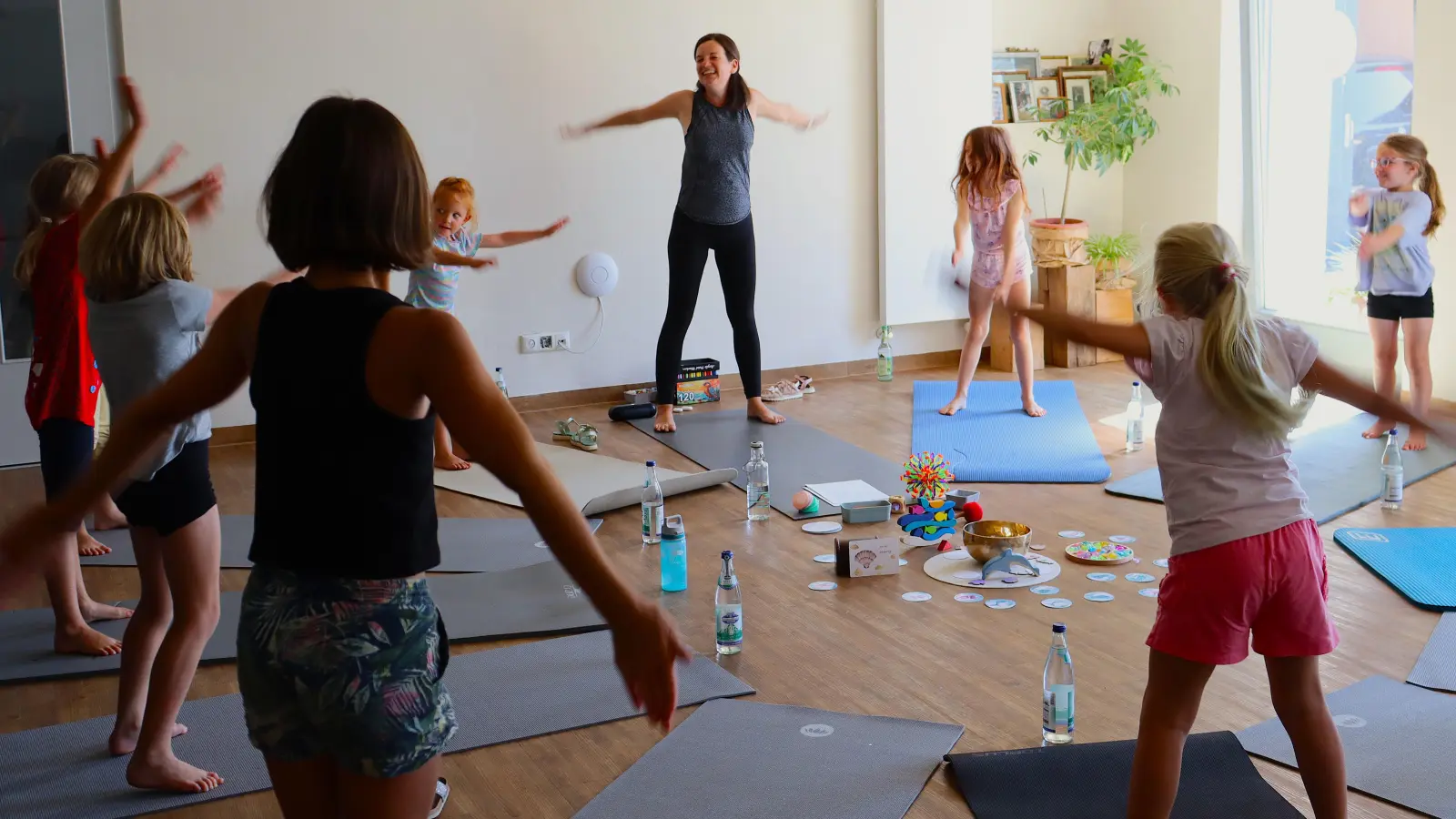 Die Lehrerin Vanessa Erk macht es vor: Ausschütteln und locker machen&nbsp;– und dabei nie das Lächeln verlieren.  (Foto: Antonia Müller)