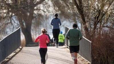 Früh joggen kann sich lohnen: In der Stadt ist die Pollenkonzentration morgens am niedrigsten. (Foto: Markus Scholz/dpa/dpa-tmn)
