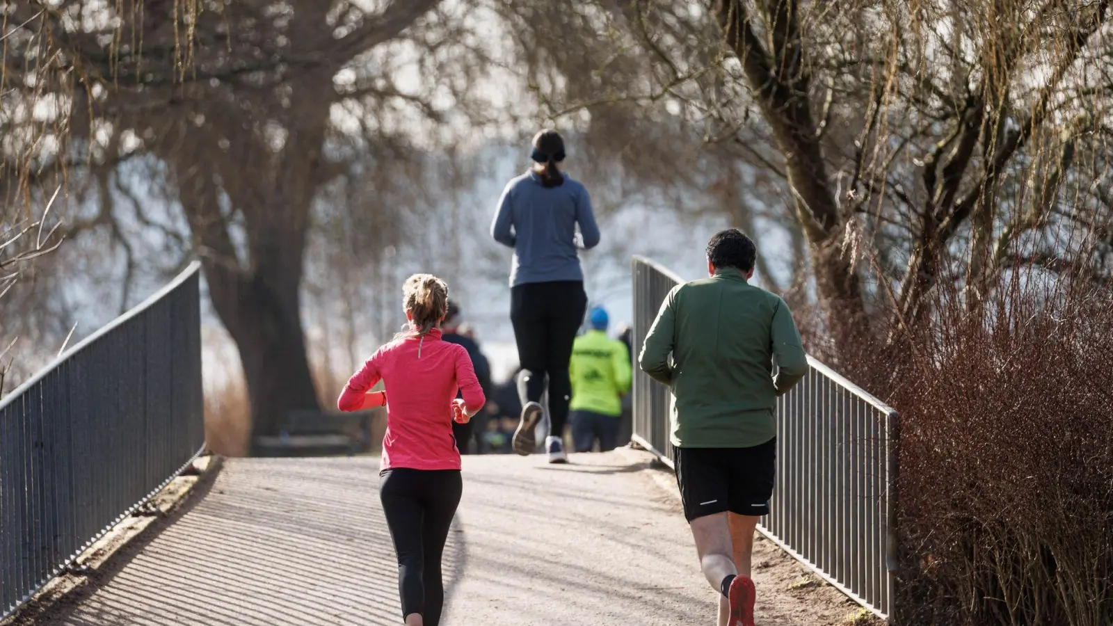 Früh joggen kann sich lohnen: In der Stadt ist die Pollenkonzentration morgens am niedrigsten. (Foto: Markus Scholz/dpa/dpa-tmn)