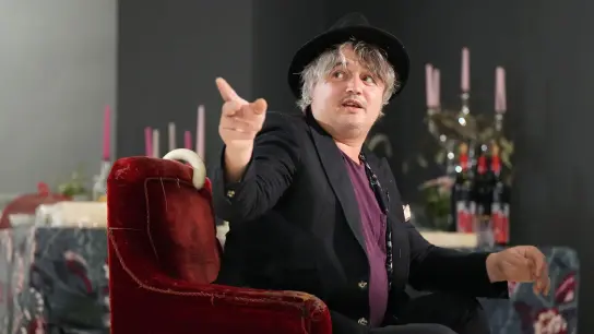 Peter Doherty in seiner Ausstellung „Contain yourself (seriously)“. (Foto: Soeren Stache/dpa)