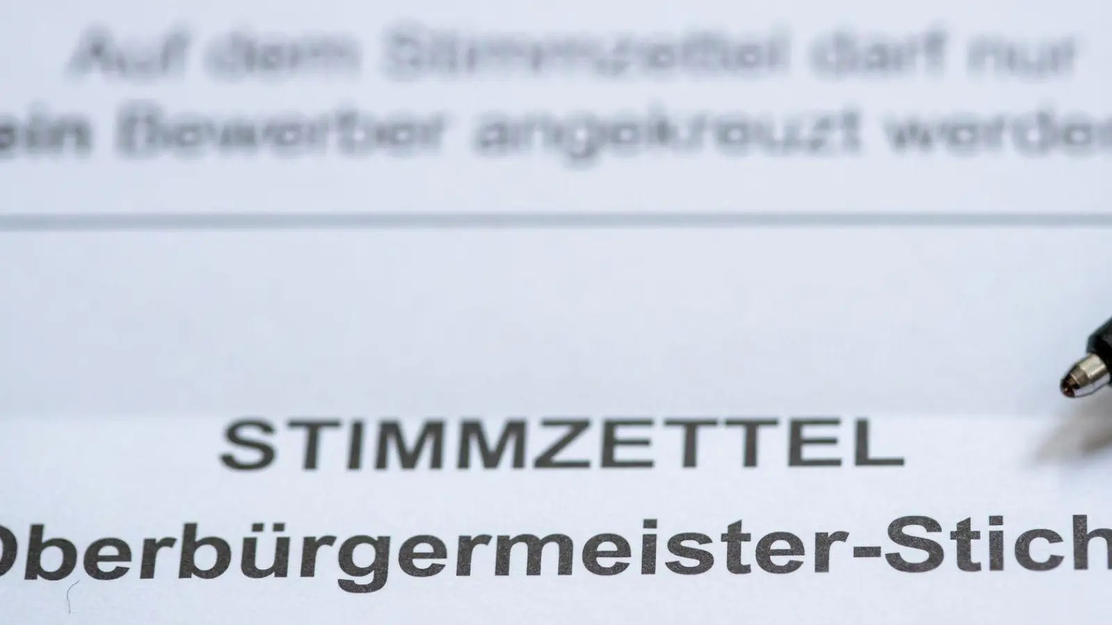Bis zu den nächsten Stichwahlen auf kommunaler Ebene ist es in Bayern zwar noch eine Weile hin - schon jetzt ist aber klar: Es gibt vielerorts viel zu wenige Bewerber für Stadt- und Gemeinderatsposten. Die SPD will das ändern. (Illustration)  (Foto: Daniel Karmann/dpa)
