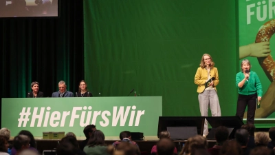 Die beiden bisherigen Landesvorsitzenden Gisela Sengl und Eva Lettenbauer sind auch die künftigen bei Bayerns Grünen. (Foto: Daniel Löb/dpa)