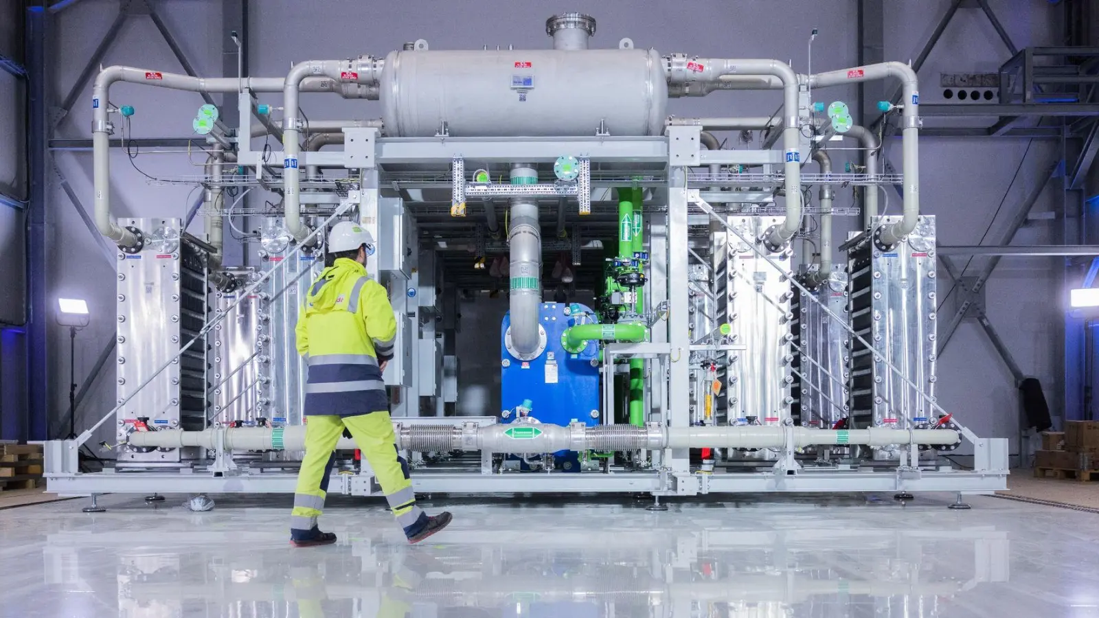 Ein Elektrolyseur für die Herstellung von grünem Wasserstoff bei Air Liquide in Oberhausen. (Foto: Rolf Vennenbernd/dpa)