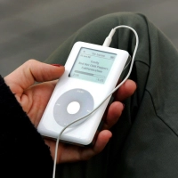 Mit 1.000 Songs auf einer Festplatte ließ der iPod ganze Musiksammlungen mitnehmen. (Archivbild) (Foto: picture alliance / dpa)