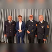 Zur Wahl zum Kreisbrandrat erhielt Christian Schmidt (Zweiter von rechts) Glückwünsche unter anderem von Ehrenkreisbrandrat Walter Schwab, Landrat Marco Meier und Vorgänger Thomas Müller (von links). (Foto: Landratsamt Ansbach/Jörg Scherbaum)
