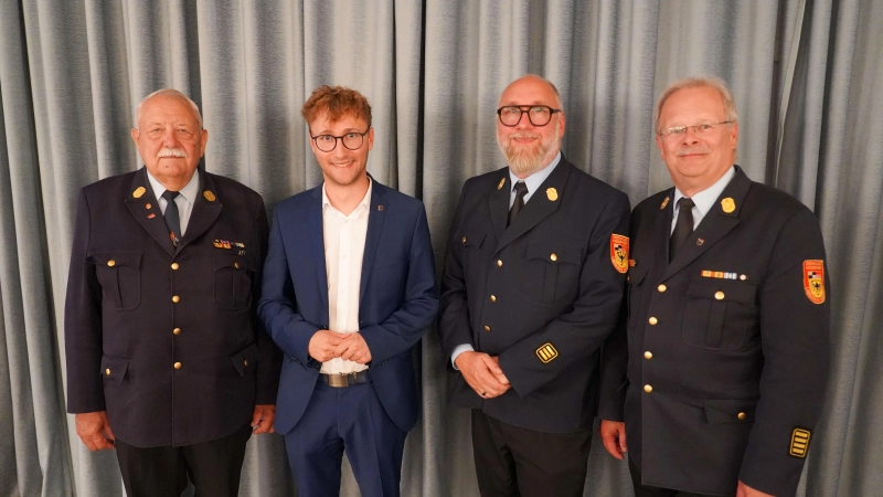 Zur Wahl zum Kreisbrandrat erhielt Christian Schmidt (Zweiter von rechts) Glückwünsche unter anderem von Ehrenkreisbrandrat Walter Schwab, Landrat Marco Meier und Vorgänger Thomas Müller (von links). (Foto: Landratsamt Ansbach/Jörg Scherbaum)