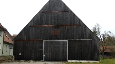 Aus der von der Gemeinde erworbenen Scheune soll ein Dorfgemeinschaftshaus werden. Ob das Projekt weiterverfolgt wird, soll nun per Bürgerentscheid geklärt werden. (Archivbild: Karl-Heinz Gisbertz)