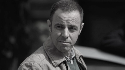 Felix Eitner am Set von „Alles Klara” (Foto: Jens Wolf/dpa)