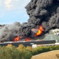 Trampolinhalle in Flammen: Nach Schätzungen der Polizei handele es sich um einen Millionen-Schaden. (Foto: Thomas Fritz/Mainpost/dpa)